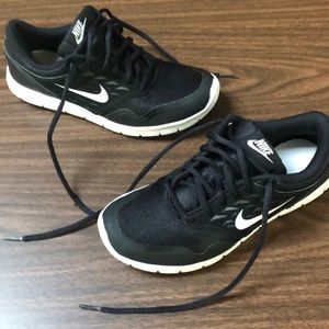 Women’s Nike Tennis Shoes Size-5